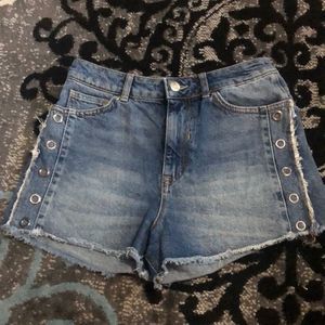 Zara Distressed Studded Denim Shorts sz 6 bin d